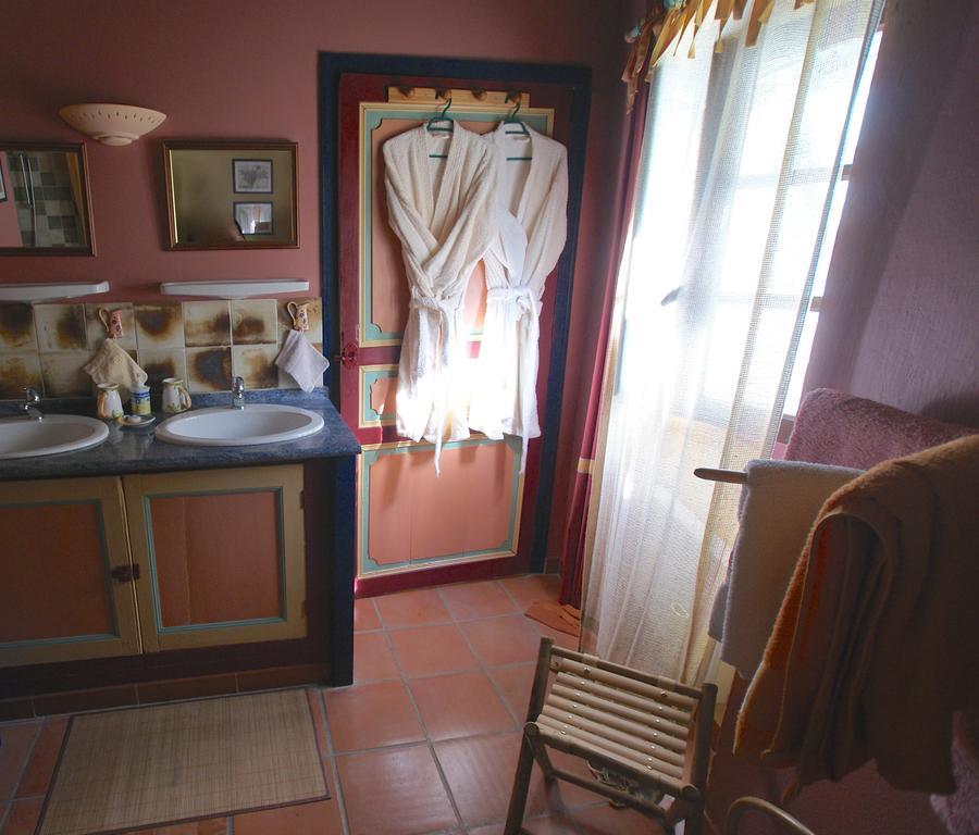 Les Chimeres Bed & Breakfast *